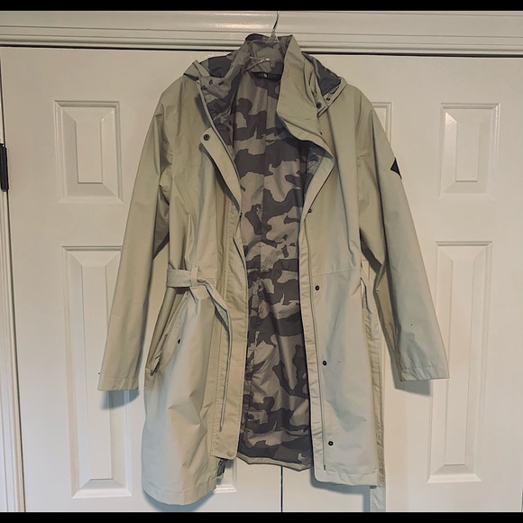 Misses XL The North Face Tan Raincoat with Hood